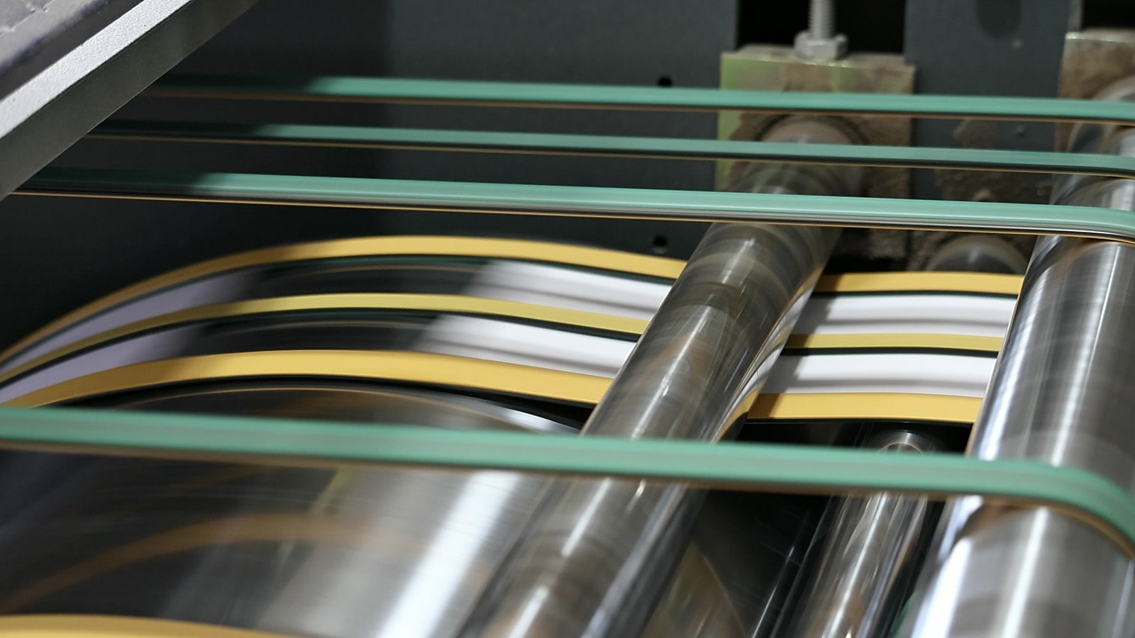 Die cutting and scoring process for paper packaging